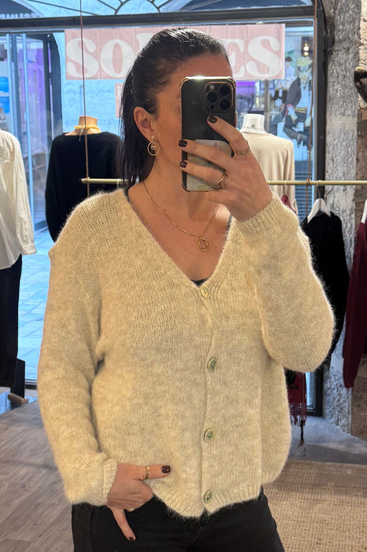 gilet femme écru en maille douce boutonnée. Look féminin.