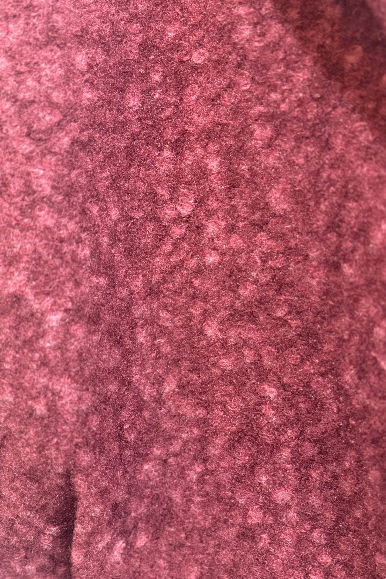 détail matière effet laine ouclée gilet femme bordeaux