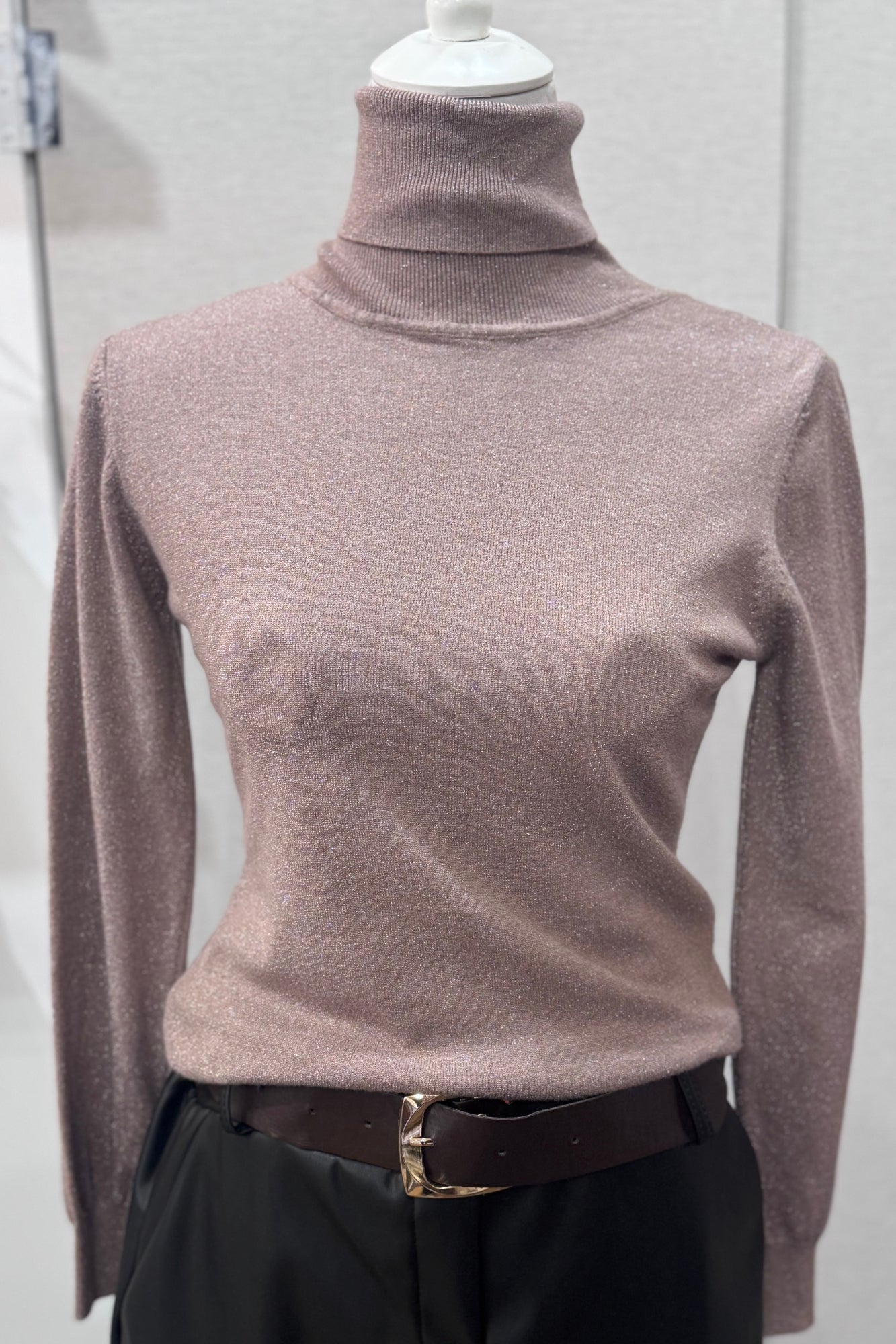haut col roulé femme taupe irisé effet brillant.